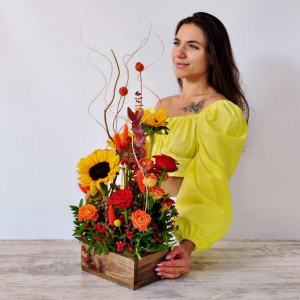 Интерьерная композиция с подсолнухами в ящике "Красочный натюрморт"