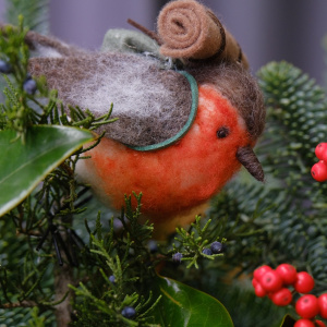 Зимний букет сумке: нобилис, илекс и сувенир в композиции "Вестник праздника"