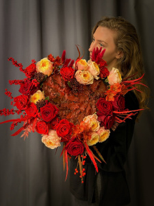 Авторский букет с декоративным центром: пионовидные розы и ягоды илекса 