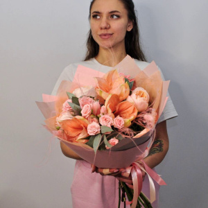 Амариллис и пионовидные розы в персиковом букете