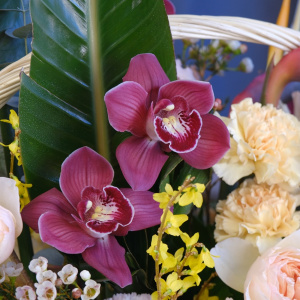 Корзина с экзотическими цветами "Императрица": орхидеи, стрелиция и пионовидные розы