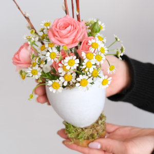 Яйцо пасхальное с живыми цветами: кустовые розы и ромашки