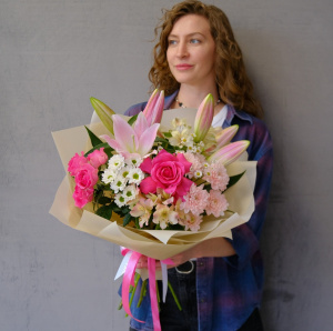 Лилия, розы и ромашки в ярком букете "Мадемуазель"