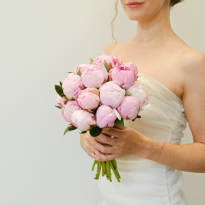 Букет невесты с розовыми пионами Сара Бернар 