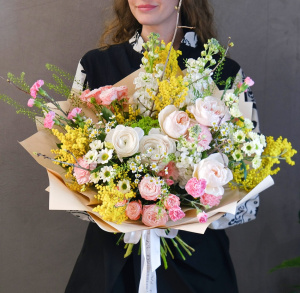 Мимоза, ранункулюсы и розы в букете "Весенняя роскошь"