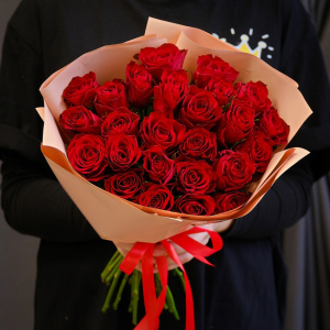 Красные розы, 25 штучек в круглой бежевой матовой пленке