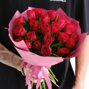 25 красных роз 40 см с зеленью в букете "Саванна"