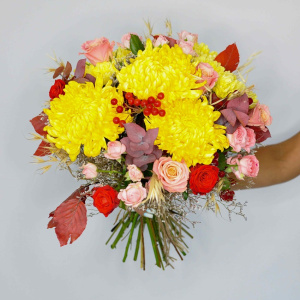 Жёлтые хризантемы в букете "Красавица Осень"