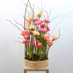 Тюльпаны и розы в композиции "Дом лесной феи"