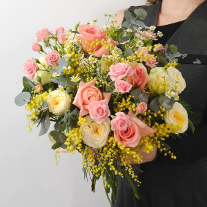 Пионовидные розы и мимоза в ярком букете