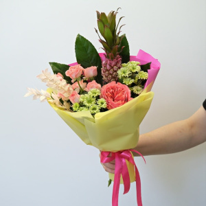 Яркий букет с ананасом и розами "Тропический коктейль"