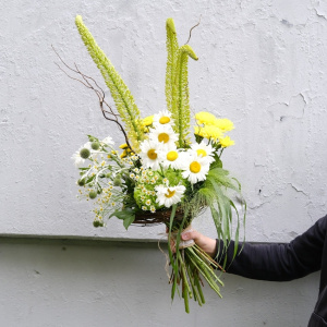 Интерьерный букет с ромашками, колючками и эффектной зеленью