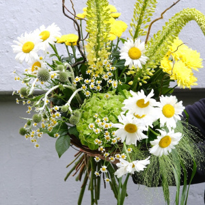 Интерьерный букет с ромашками, колючками и эффектной зеленью