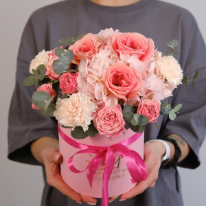 Гортензия и пионовидные розы в коробке "Милашка"