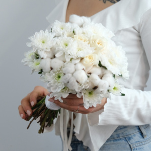 Букет невесты с розами, хризантемой и хлопком