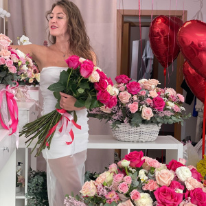 Комната цветов розы и пионы "Единственной и неповторимой"