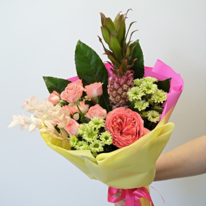 Яркий букет с ананасом и розами "Тропический коктейль"