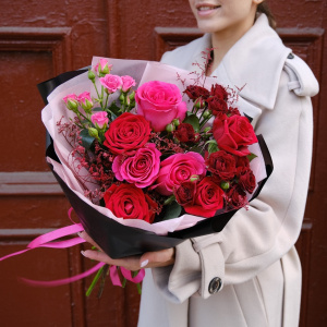Ароматные розы в красном букете «Свидание»