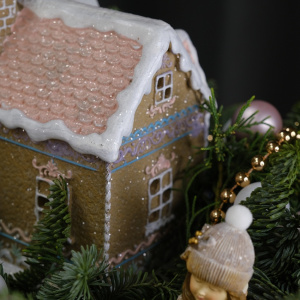 Новогодняя композиция из нобилиса "Пряничный домик" в розовых оттенках