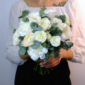 Зимний букет невесты. Ранункулюсы и кустовые розы «Зимняя история»