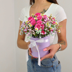 Кустовые розы и ромашки в коробочке "Дюймовочка"