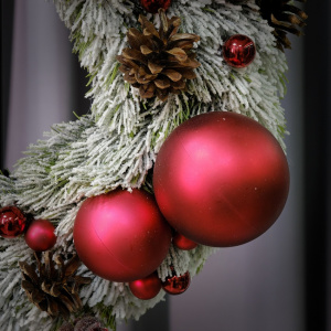 Новогодний венок с сувениром "Счастливый орешек" (искусственный)