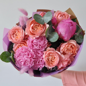 Букет «Самой красивой» с пионом и кустовой розой Джульетта