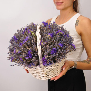 Ароматная лаванда и сиреневая статица в корзинке