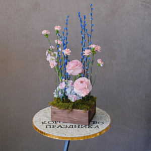  Композиция на Пасху в деревянном ящичке: голубая верба, ранункулюсы и гвоздики 