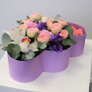 Коробка сердце: мармелад, орхидеи  и кустовые розы