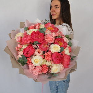 Коралловые пионы и гортензия в большом букете "Принцесса сердца"