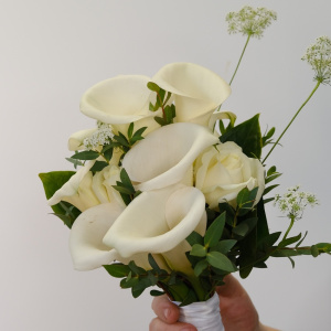 Букет невесты с белыми каллами 