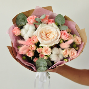 Пионовидные розы в милом букете "Нежность"