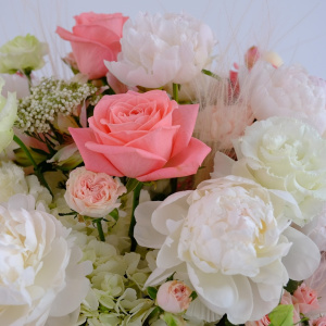 Белые пионы и розы в большой коробке "Океан Любви"