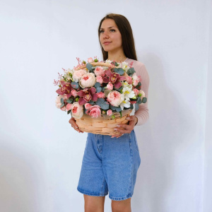 Пионовидные розы Джульетта и орхидеи в корзине "Тайна цветущей любви"