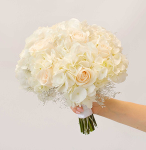 Букет невесты с белой гортензией и розами "Притяжение"