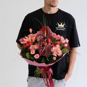 Антуриум и кустовые розы в авторском букете "Barberry Mood"