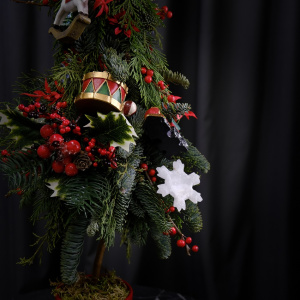 Ёлка ручной работы из нобилиса с красным декором в кашпо