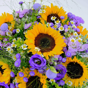 Подсолнухи, ромашки и сиреневые астры в букете "Сиреневый закат"