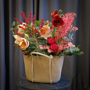 Композиция в сумке: сезонные амариллисы и пионовидные розы