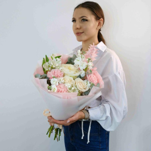 Ароматные розы в нежном букете "Нежность утренней росы"