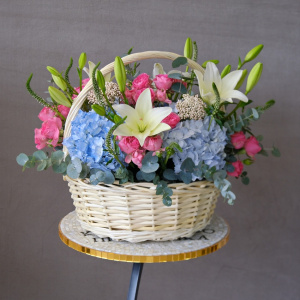 Голубая гортензия, кустовые розы и и лилия в корзине "Акварель"