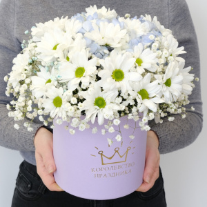 Хризантема, гипсофила и голубая гортензия в милой сиреневой коробочке