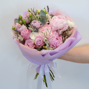 Ароматные пионы и пионовидные розы в букете 