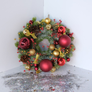 Новогодний венок с красными шариками (искусственный)