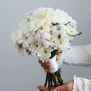 Букет невесты с розами, хризантемой и хлопком