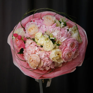 Круглый букет с гортензией и пионовидными розами "Нежность для Мамы"