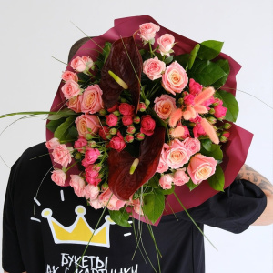 Антуриум и кустовые розы в авторском букете "Barberry Mood"