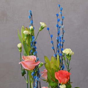 Композиция на Пасху в деревянном ящичке: голубая верба, розы и леукадендрон 