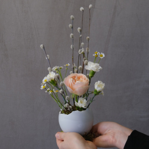 Яйцо пасхальное с живыми цветами: верба, ароматная роза и ромашки